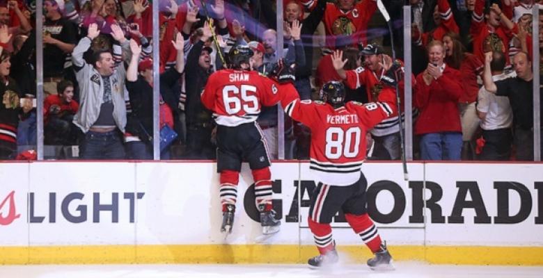 (VIDEO) Andrew Shaw fights off Getzlaf for incredible goal.