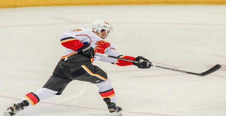 Great deflection helps Flames pick up 2 points (Video)