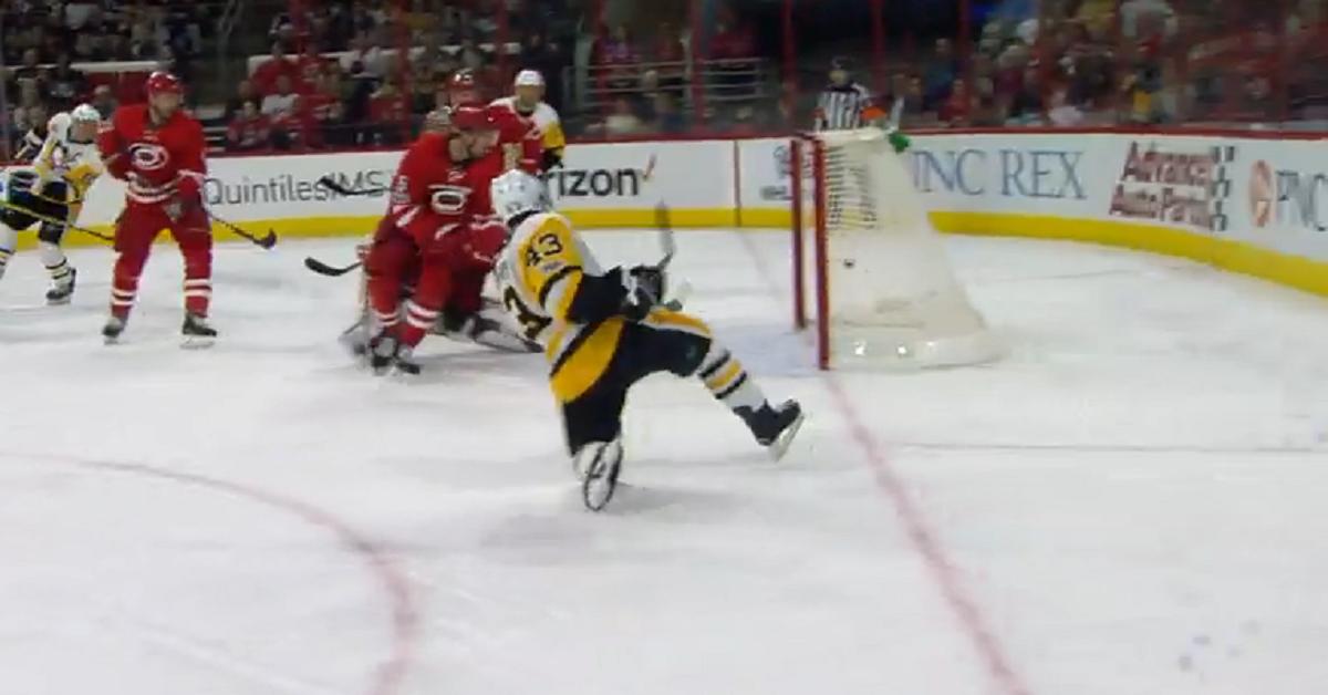 Crosby with sick no look behind the back assist