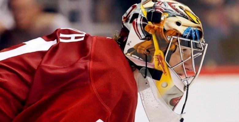 (VIDEO): Coyotes' goalie Mike Smith accidentally fires puck into own net.