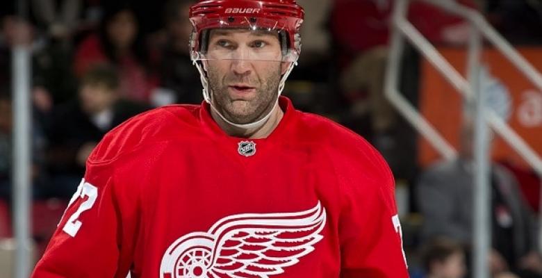 (VIDEO): Erik Cole scores after puck deflects off Blues players noggin!