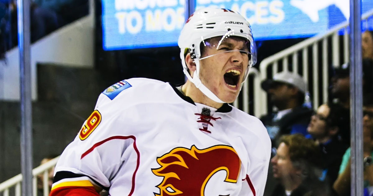 Must See: Tkachuk runs over Brandon Saad then drops the gloves!