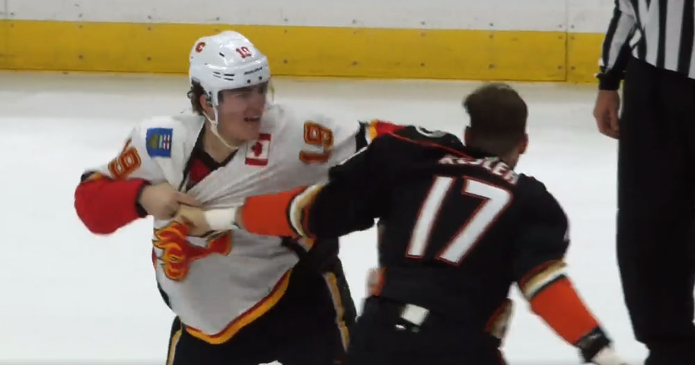 Kesler and Tkachuk drop the gloves in a titanic fight, both throw heavy punches!