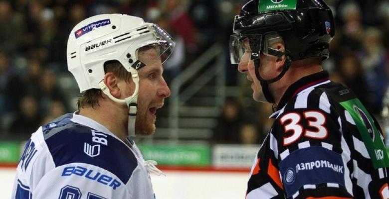 (VIDEO): Leo Komarov gets ejected on a phantom kneeing call.