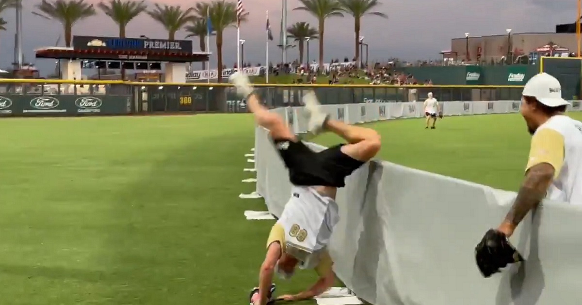 Nate Schmidt makes an unbelievable circus catch over the fence.