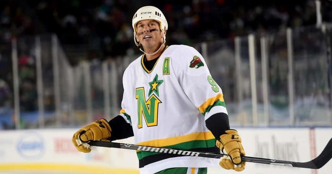 Mike Modano hits record setting golf shot.