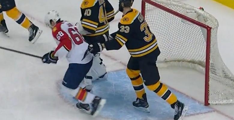 VIDEO: Jagr appears to injure his hand in battle with Bruins Chara.